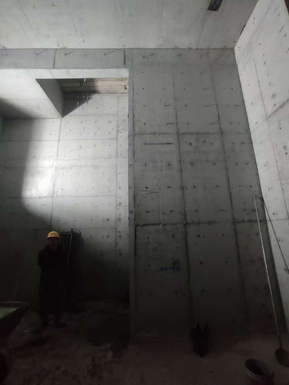 下花园墙上开槽钢筋断了有影响吗